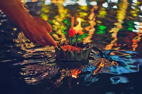  Loy Krathong 전설: 빛나는 등불과 물 속에 떠내려가는 희망!